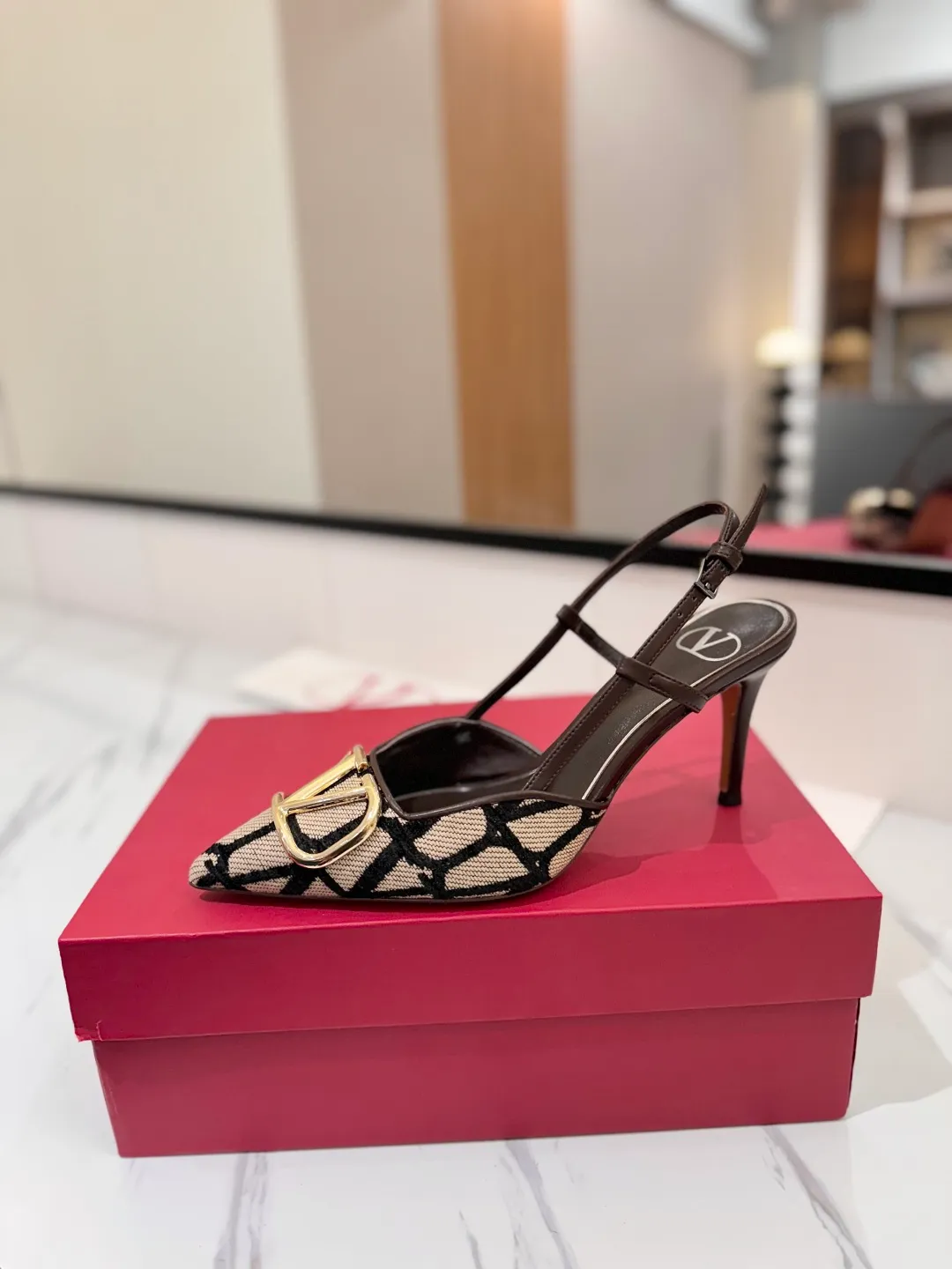 👟👟Ex-factory price 520👟👟 Valentino VALENTINO's latest Valentino GaravaniV logo slingback high heels, with VLogo Signature decoration - Platinum tone VLogoSignature decoration ♡Elegant style, creating a different feeling! ♡It is an indispensable shoe in your shoe cabinet! ♡Simple temperament style, the highest version on the market♡ ◆ Material: Woolen cloth material◆ ◆ Lining and feet: imported goatskin◆ ◆ Outsole: Italian genuine leather outsole ◆ ◆ Heel height: ❽𝙘𝙢 ◆ ♡ show bdetails ♡ ———————————— ◢size. |35-39 (34.40 41 42 customized)◣